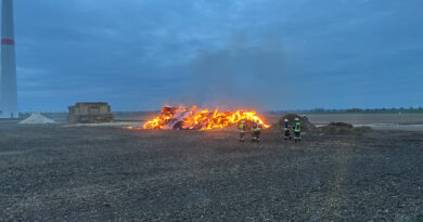 19. Einsatz: „B2 – VEG Flächenbrand (brennen Strohballen)“ 19. Einsatz: „B2 – VEG Flächenbrand (brennen Strohballen)“